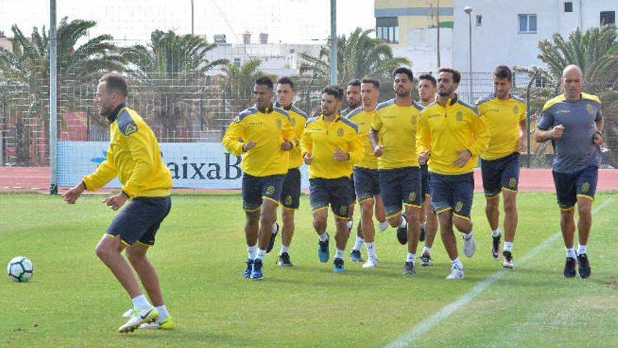 Los titulares en el Pizjuán trotan, el viernes, con Rafa Cristóbal.