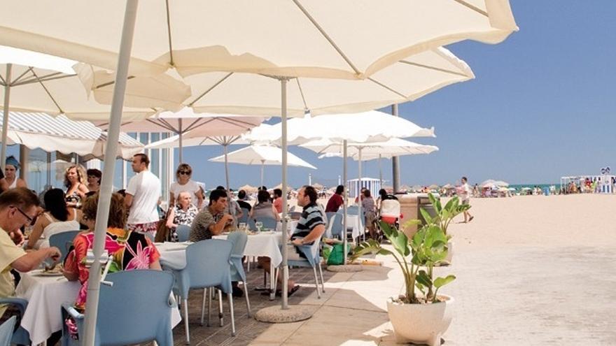 Imagen de archivo de turistas en una terraza de la Comunitat Valenciana.