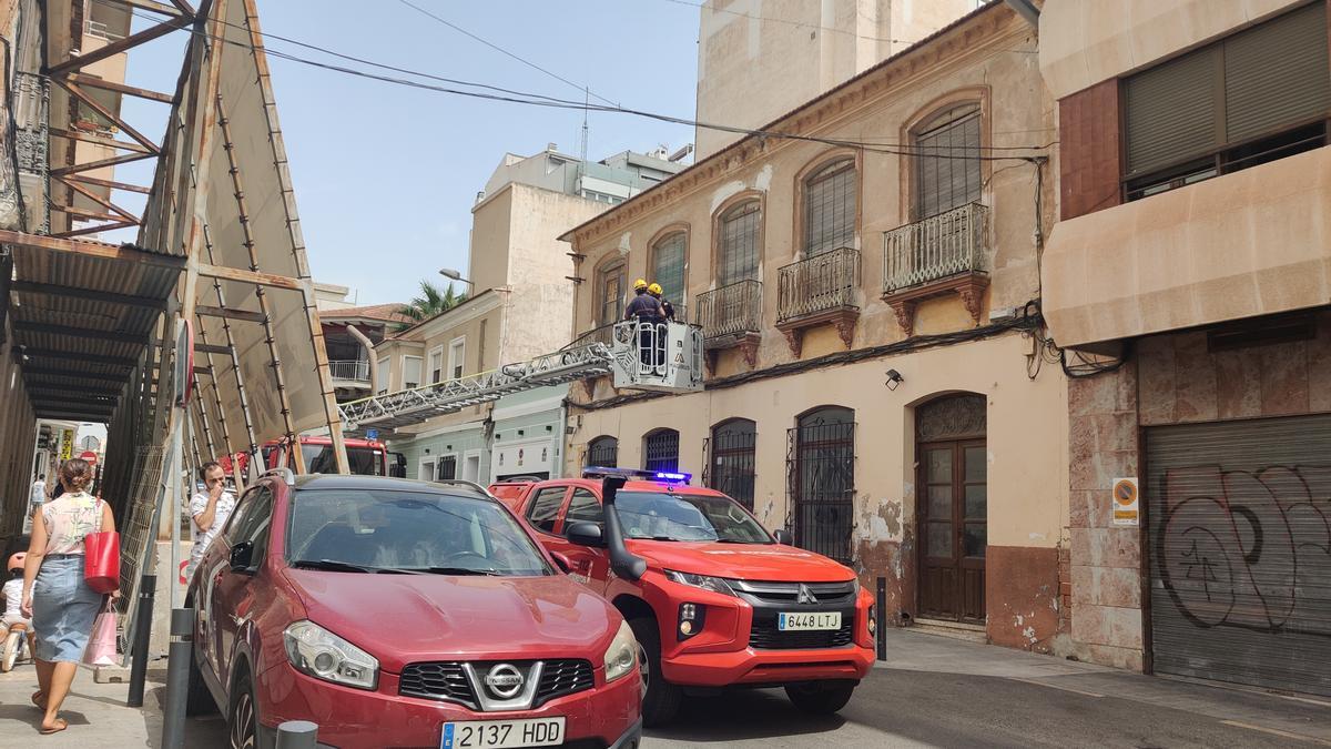 Intervención de los bomberos de Torrevieja para asegurar cornisas, voladizos y molduras de los balcones y fachada del edificio propiedad municipal y en estado de abandono