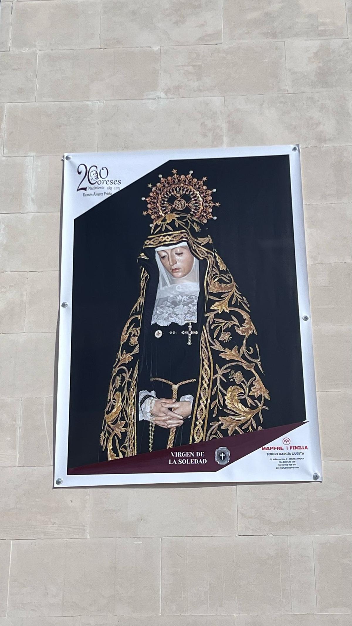 Lona que recrea la imagen de la Virgen de la Soledad de la Semana Santa de Zamora.