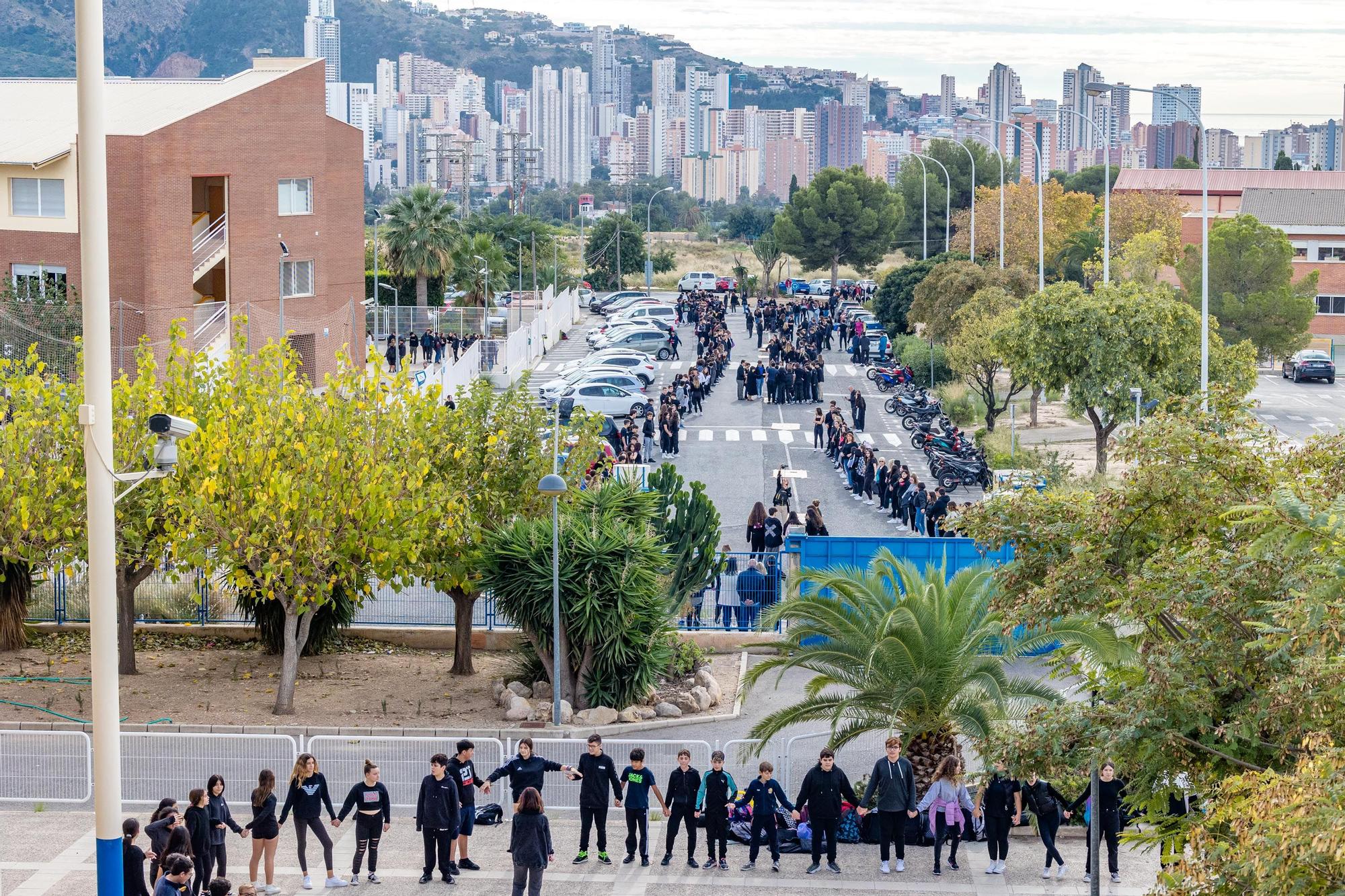 Alumnos de los institutos de Benidorm forman una "Cadena Humana" en la zona escolar del Salt de l'Aigua contra la violencia de género