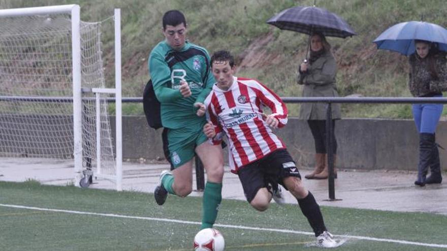 Edu, ex del GCE B y jugador del Zamora B, pelea por el cuero con un rival.