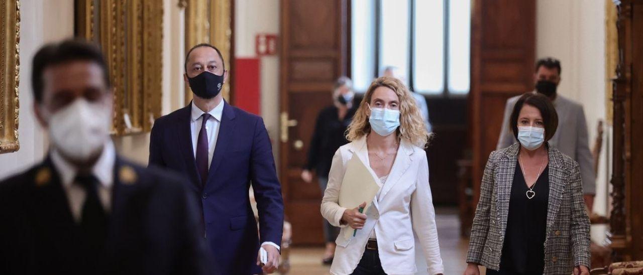 El vicepresidente primero del Congreso de los Diputados por el PSOE, Alfonso Rodríguez Gómez de Celis, y la presidenta del Congreso de los Diputados, Meritxell Batet, se dirigen a la reunión de la Mesa del pasado 21 de octubre. /
