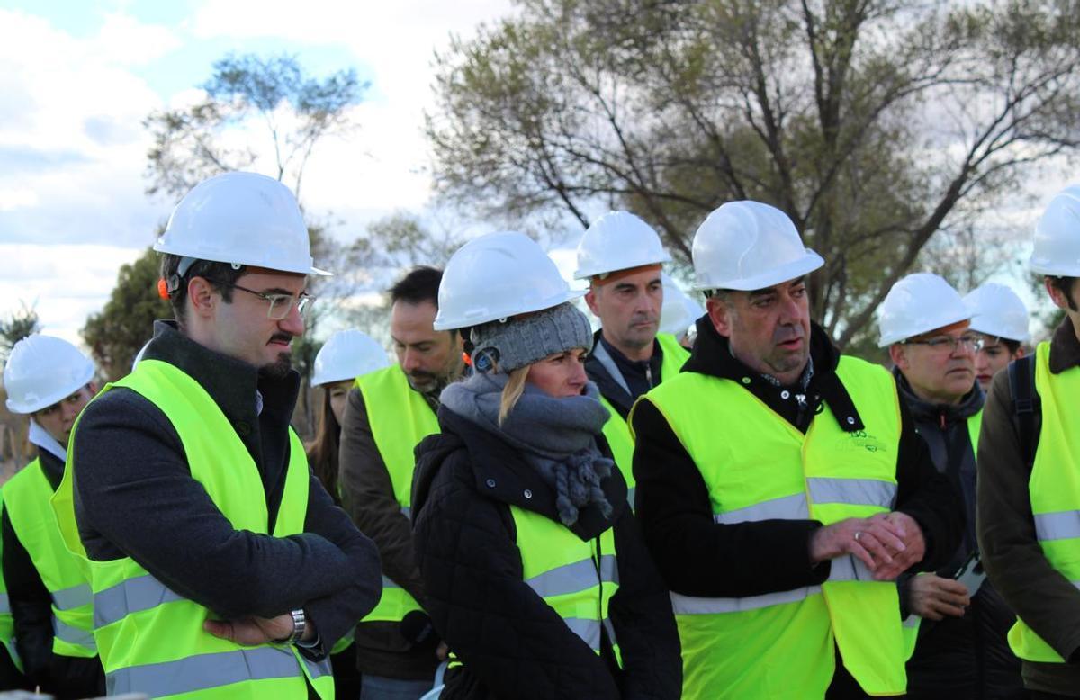 La alcaldesa, Rocío García, junto al concejal de Urbanismo, Medio Ambiente, Vivienda y Obras, Jesús Montero, y responsables de los trabajos.