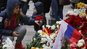 Flores en recuerdo a las víctimas del atentado en el metro de San Petersburgo.
