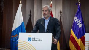 El presidente de Canarias, Fernando Clavijo, comparece ante los medios de comunicación
