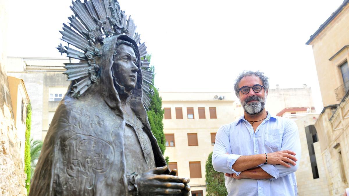 Javier Gonzálvez junto a una de las Tres Marías después de la entrevista