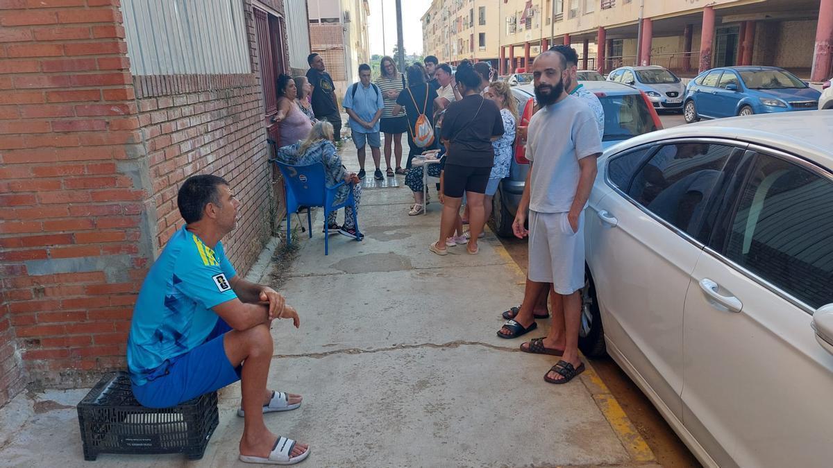 Vecinos de los pisos okupados en Suerte de Saavedra con representantes de Campamento Dignidad y la Asociación 25 de Marzo, este viernes a las puertas del bloque.