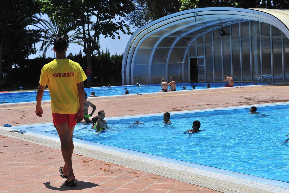 Un socorrista en la piscina municipal de Torrellano
