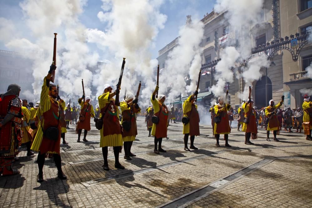 Dos espectaculares y ruidosas batallas transportan a Alcoy al lejano año de 1276