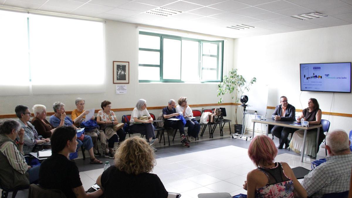La jornada de presentación de "Oviedo a tu lado", en el centro social de "El Cortijo"