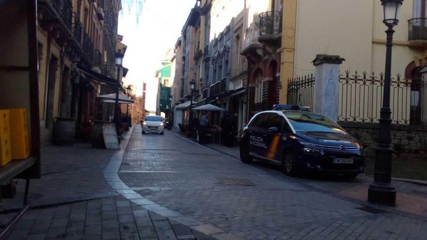 El coche de la Policía Nacional, ayer, aparcado en la calle La Estación.