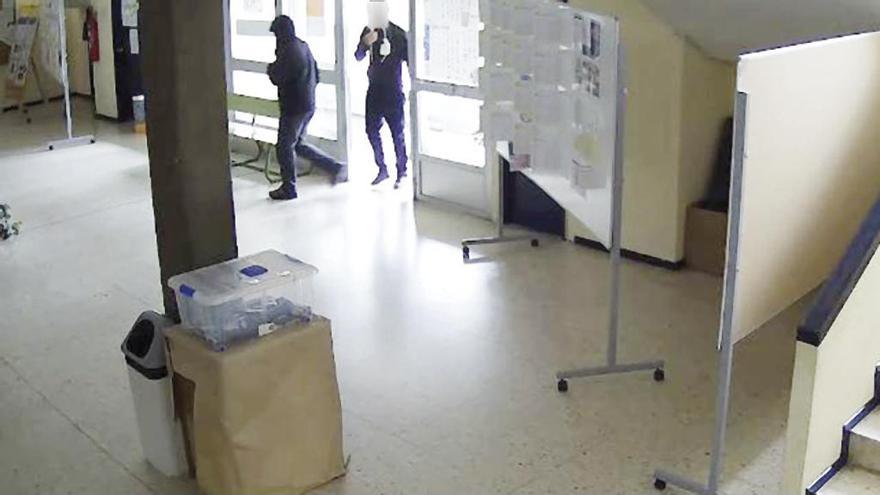 Las cámaras de seguridad de un colegio captaron a los ladrones.