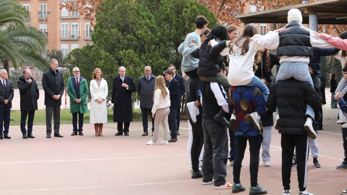 Los alumnos del IES Ramón y Cajal realizan una demostración de acrosport a Felipe VI.