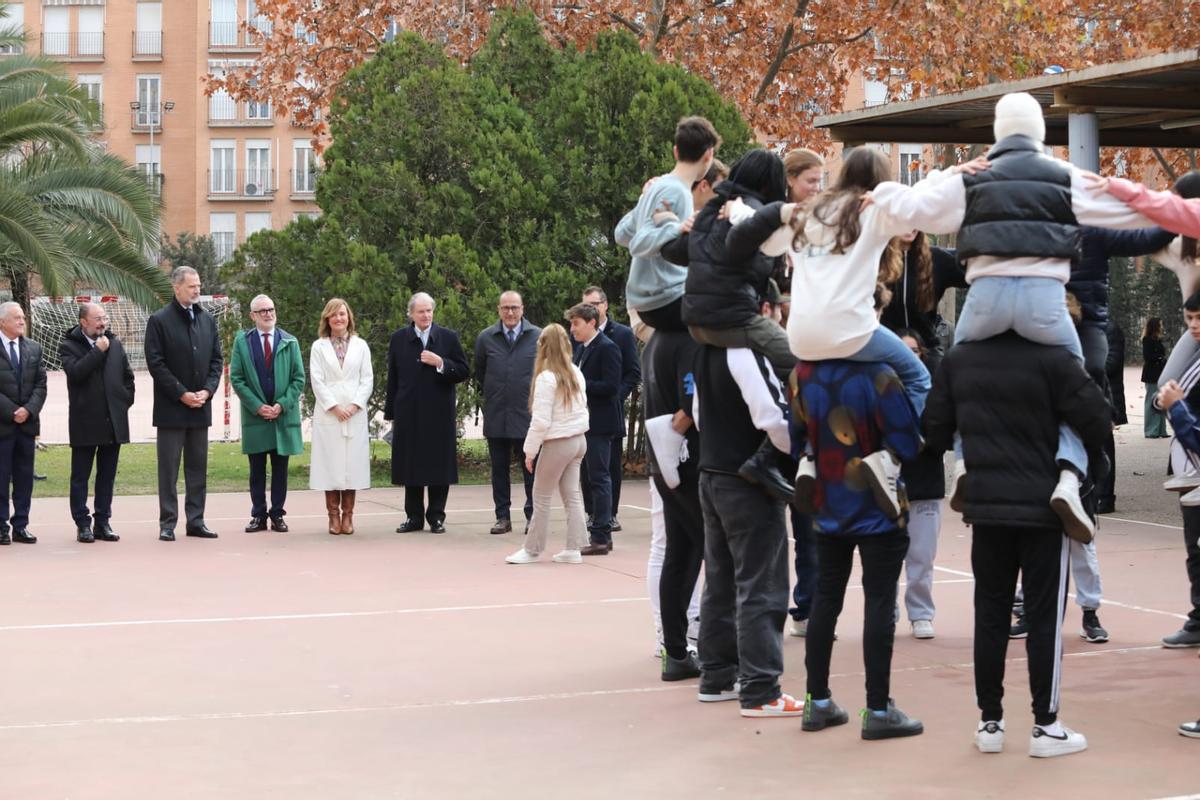 Los alumnos del IES Ramón y Cajal realizan una demostración de acrosport a Felipe VI.
