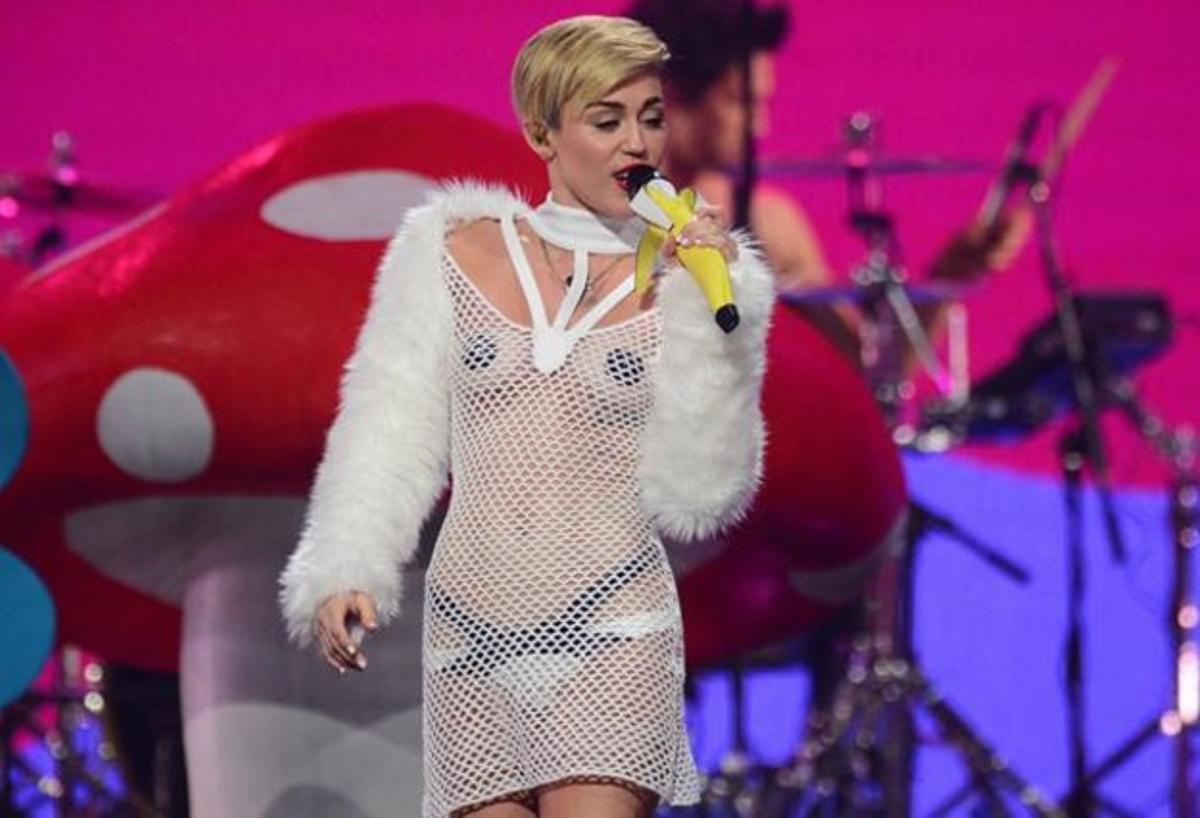 Miley Cyrus porta un disseny ’made in Spain’. Miley Cyrus porta un disseny ’made in Spain’.