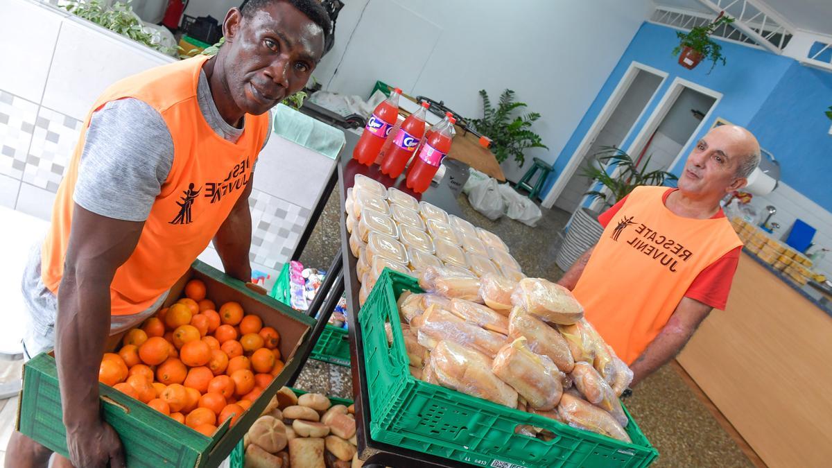 Recogida y reparto de alimentos en la asociación Rescate Canarias.