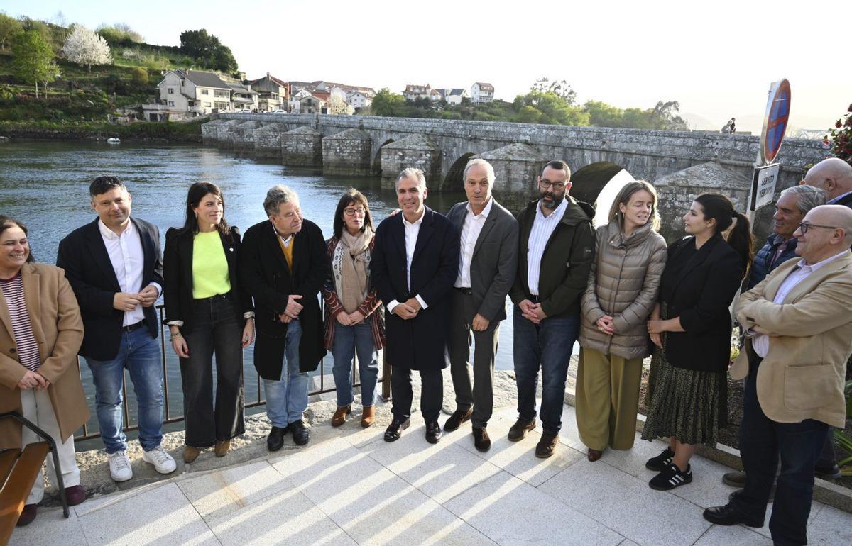El puente medieval sobre el río Verdugo, con las autoridades que asistieron a la inauguración.