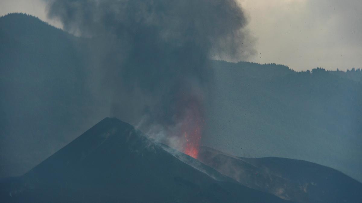 La erupción continúa con explosiones y lava