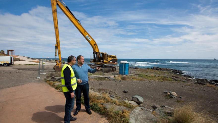 El concejal de Ciudad de Mar, José Eduardo Ramírez, visitando ayer las obras en La Laja.