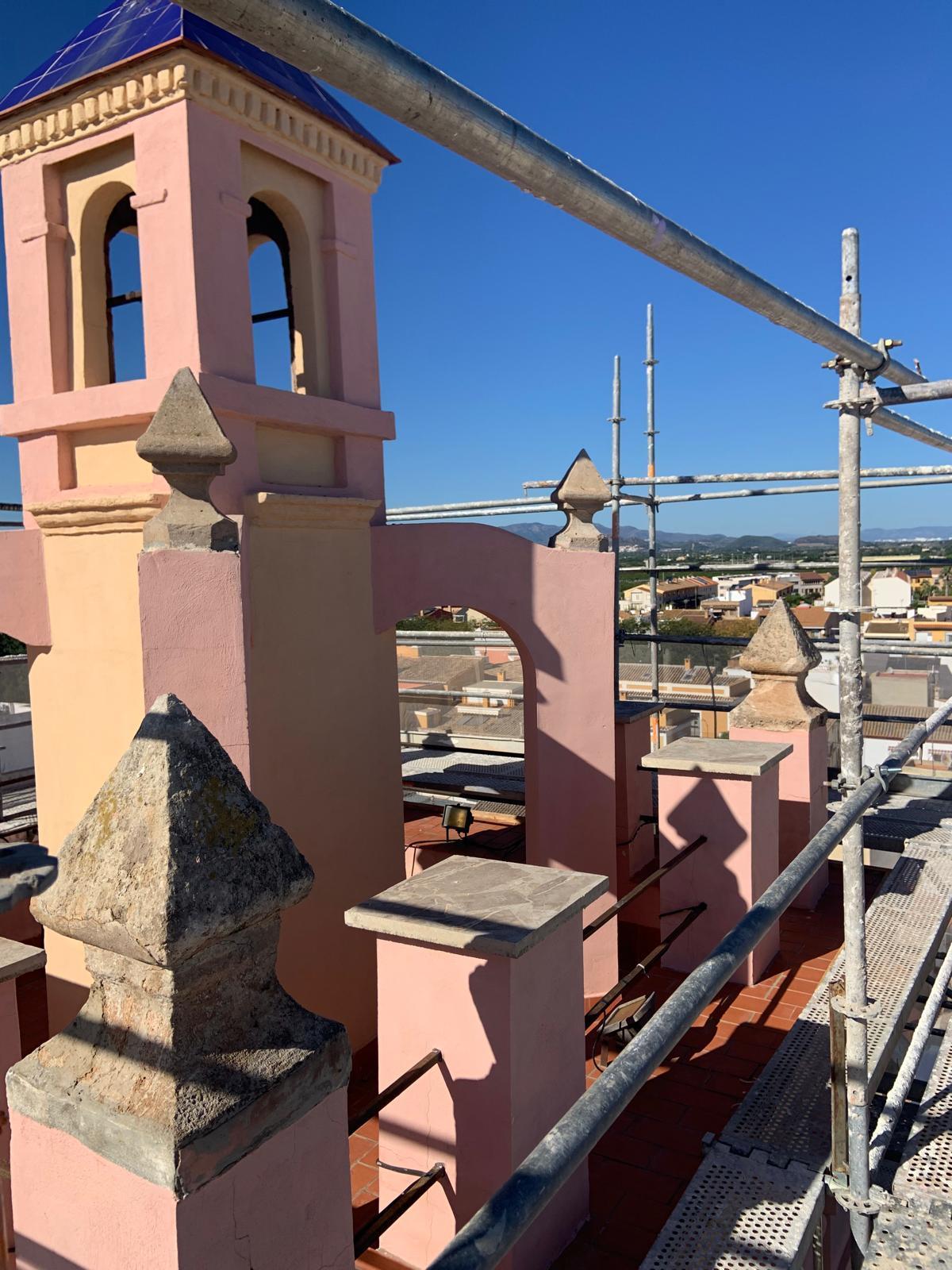 Imagel del campanil de la iglesia.
