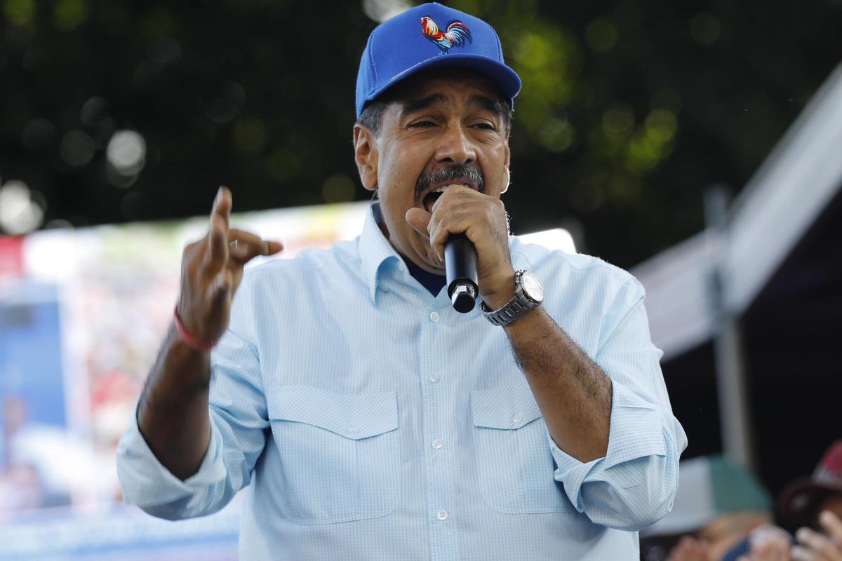 Decenas de miles de venezolanos apoyan en una gran manifestación en Caracas al presidente Nicolás Maduro