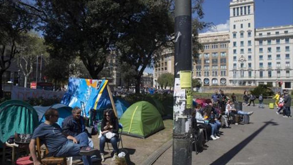 La acampada de sintecho de la plaza de Catalunya, ayer.