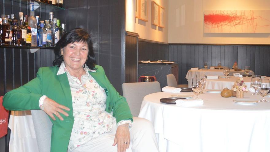 Elena Giró en el menjador del restaurant Empòrium de Castelló d’Empúries.