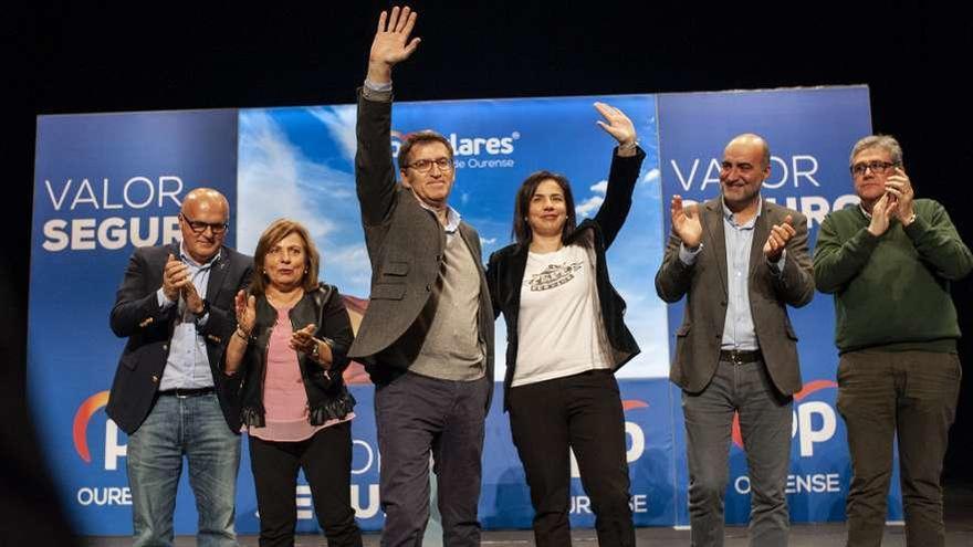 Alberto Núñez Feijóo, con los candidatos del PP por la provincia de Ourense. // Brais Lorenzo