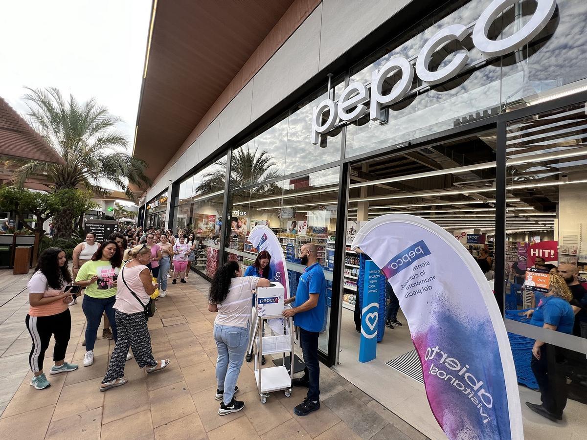 Clientes en el primer día de actitividad de la tienda de Pepco en el centro comercial Los Patios de Málaga.