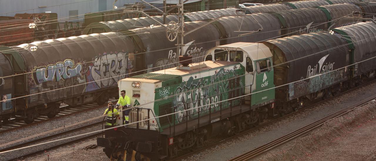 Trenes de mercancías en la estación de Sagunt, del corredor mediterráneo.