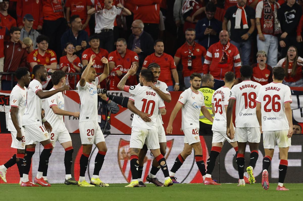 SEVILLA, 13/05/2025.- Los jugadores del Sevilla celebran tras marcar ante Las Palmas, durante el partido de LaLiga de fútbol que Sevilla FC y UD Las Palmas disputan este martes en el estadio Ramón Sánchez-Pizjuán. EFE/Julio Muñoz