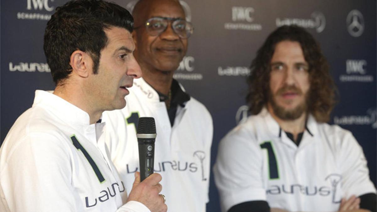 Luis Figo y Carles Puyol, junto al presidente de la Academia Laureus, Edwin Moses