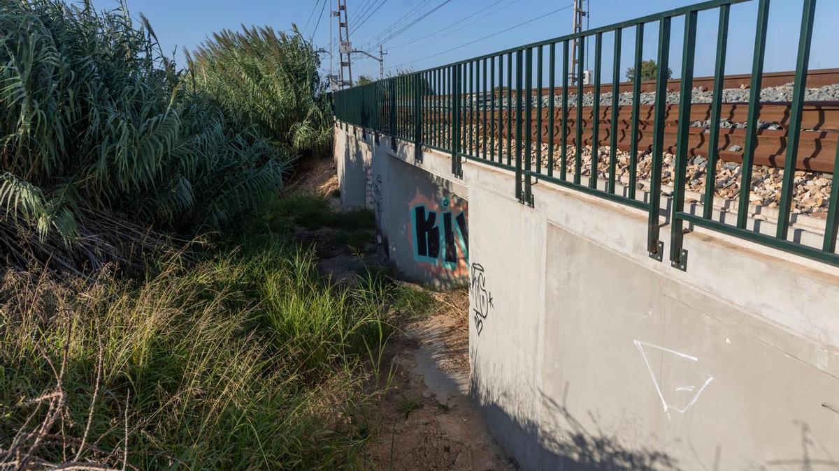 Aliviaderos en la plataforma ferroviaria en la confluencia con el Barranc del Tramusser.