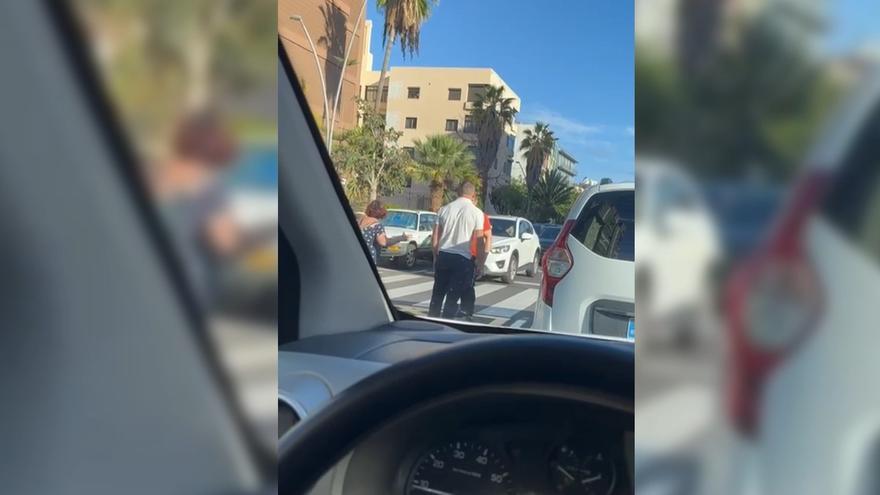 Una pelea paraliza el tráfico en Santa Cruz: un peatón y un taxista se enfrentan en plena calle