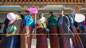 Ciudadanos acuden a votar este martes en Bután