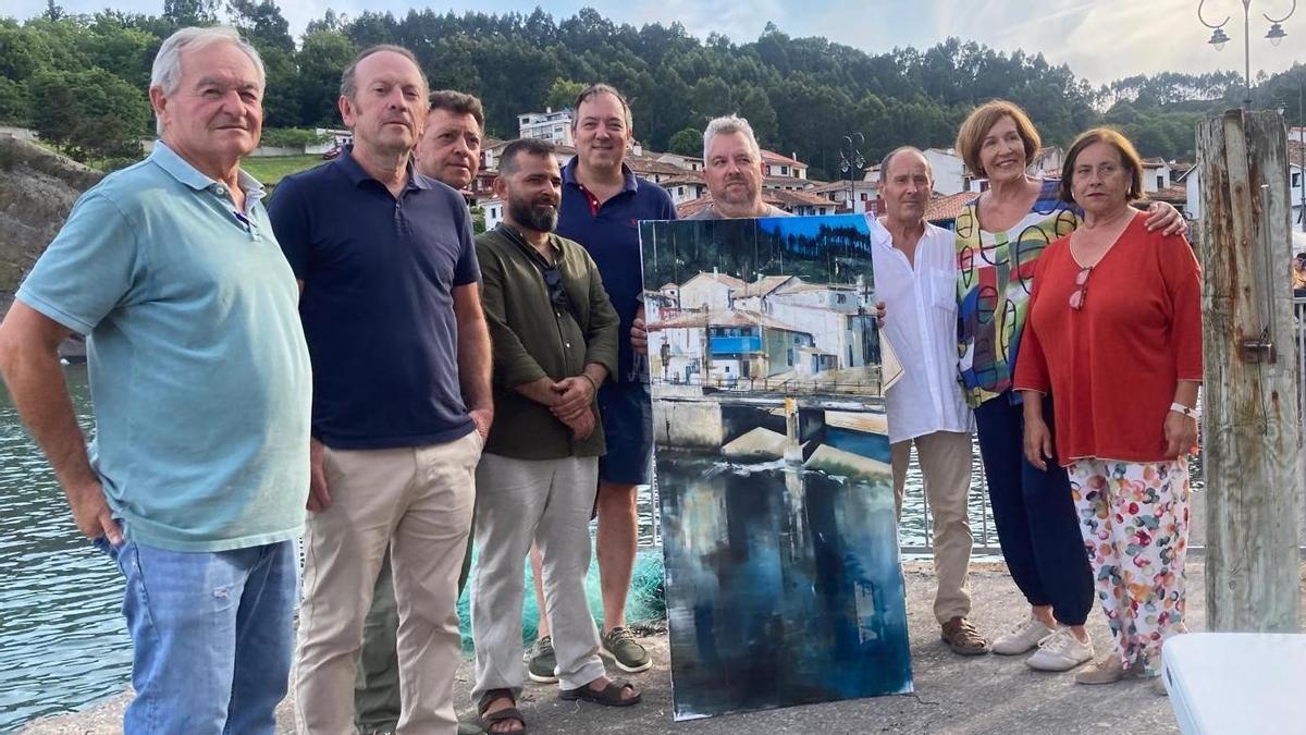 Foto de familia del jurado, responsables municipales y del certamen con el artista, que posa con su obra. Por la izquierda, José María Fernández Cuervo, Guillermo Simón, Gil Morán, Manuel Gómez, Alejandro Vega, Manuel Fernández Lozano, Luis Repiso, Reyes Ugalde y Marifé Martínez, en Tazones.