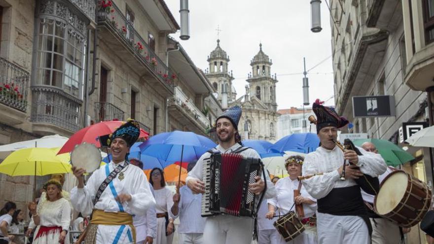 La iniciativa &quot;Máis Cantos&quot; amenizó la feria PonteSán.  // E. RAMÍREZ