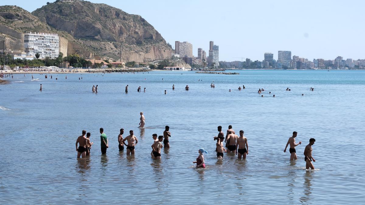 La alta temperatura del mar ha adelentado la temporada de baños en Alicante. En la imagen el Postiguet