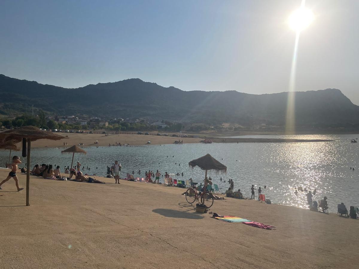 Expectación también desde la playa de Peloche Expectación también desde la playa de Peloche