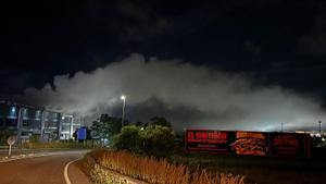 Nube tóxica en Vilanova i la Geltrú por el incendio de una nave de productos de piscina