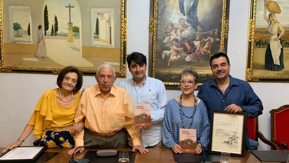 El maestro Antonio Gómez Ruiz junto a su familia y al concejal de CulturaToni Pavón