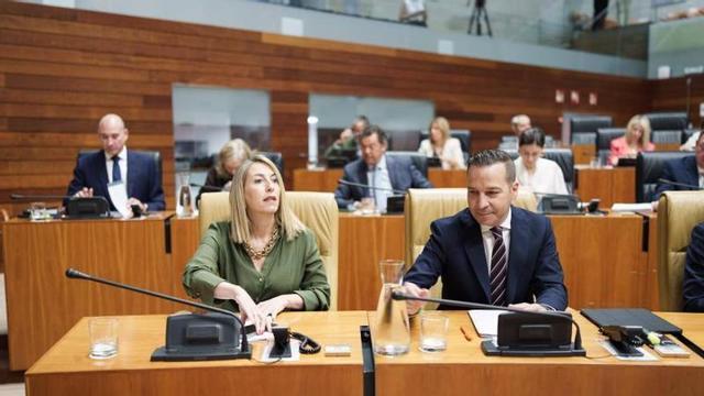 PP y Vox aprueban los presupuestos de Extremadura para 2026 sin enmiendas de la oposición.