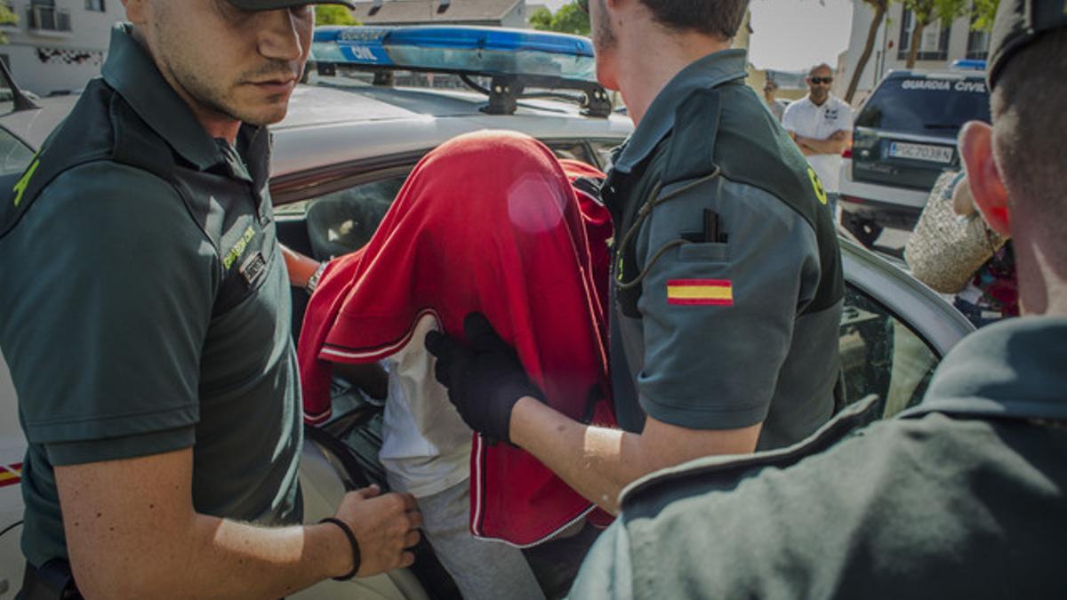 El joven de 19 años detenido ayer en Tavernes de la Valldigna, en la entrada de los juzgados de Sueca