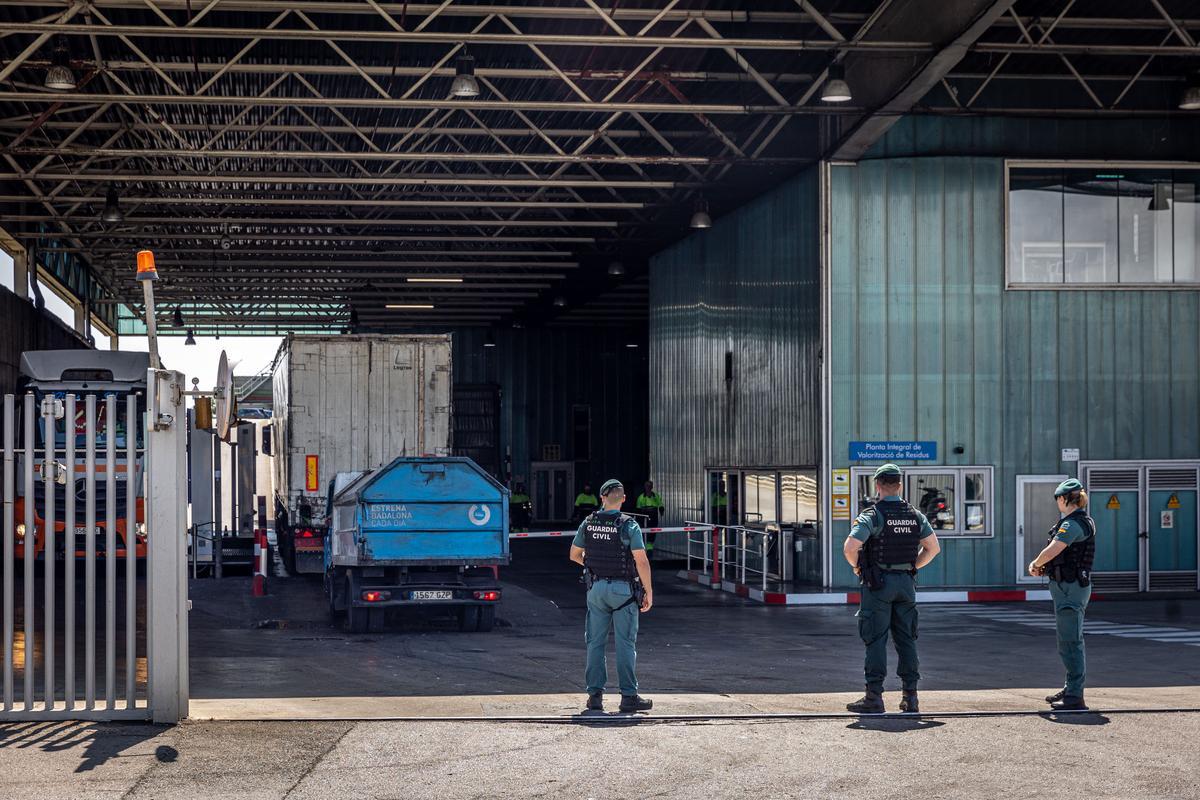 Registro en la incineradora del Besòs en busca de pruebas de contaminación