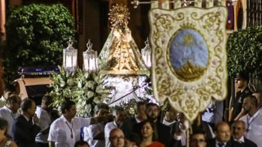 Cientos de oriolanos acompañan a la Virgen de Monserrate de vuelta a su templo