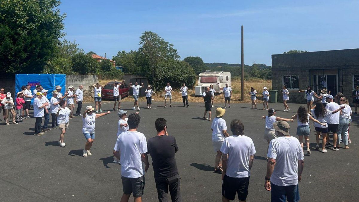 Los vecinos, en el campo de la fiesta, durante la actuación de Bico da Balouta.