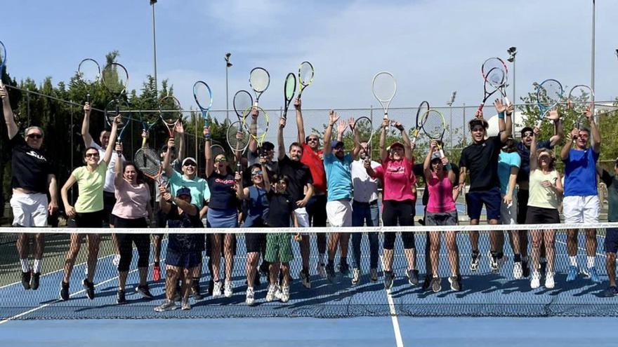 Keine professionelle Tennisstunde, aber eine gute Gelegenheit, um Leute kennenzulernen: das Angebot von IME Palma.  | FOTO: IME