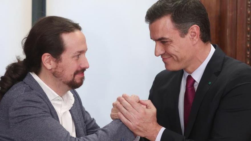 Pablo Iglesias es dona la mà amb Pedro Sánchez