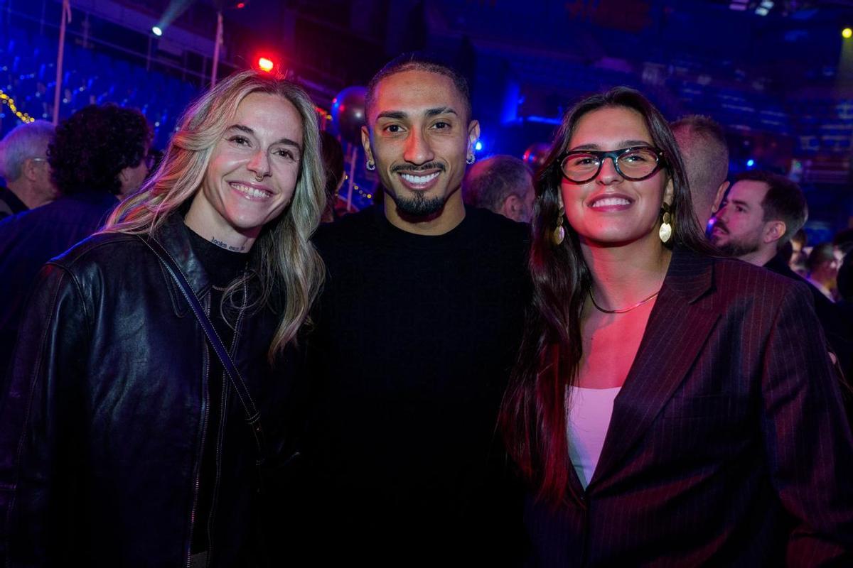 Raphinha posa entre sus homólogas futbolísticas Mapi León y Kika Nazareth.